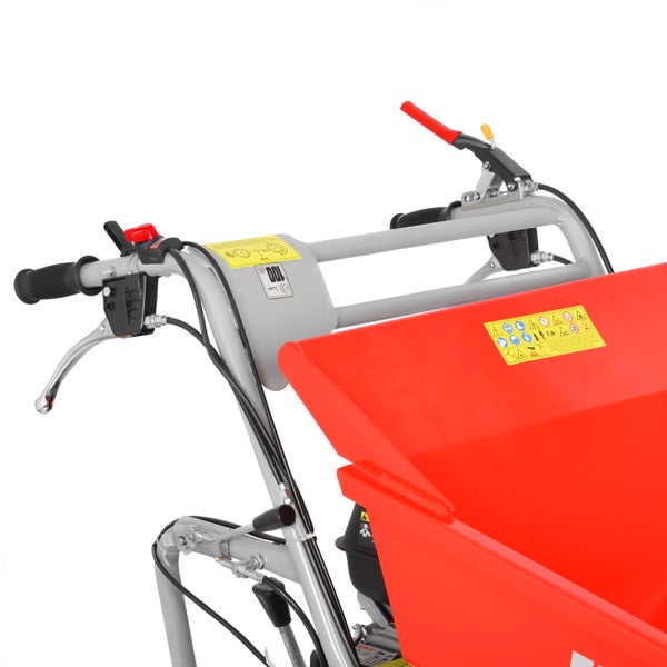Motorisierter Minidumper mit Bedienelementen am Handgriff und roter Kippmulde.