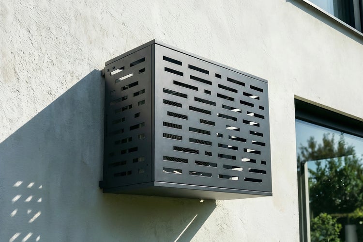 Wandmontierter Klimaanlagenverkleidung aus Metall mit horizontalen Schlitzen