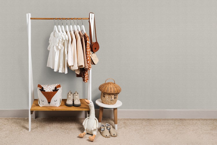 Kinderzimmer mit Kleiderständer, Spielzeug und Accessoires