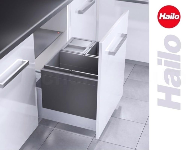 Hailo Abfalltrennsystem für Küchenunterschränke, ausziehbarer Mülleimer mit mehreren Fächern in einer hellen, modernen Küche, Hailo Logo.