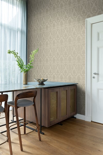 Innenraum mit gemusterter Tapete, Esstisch und Stühlen