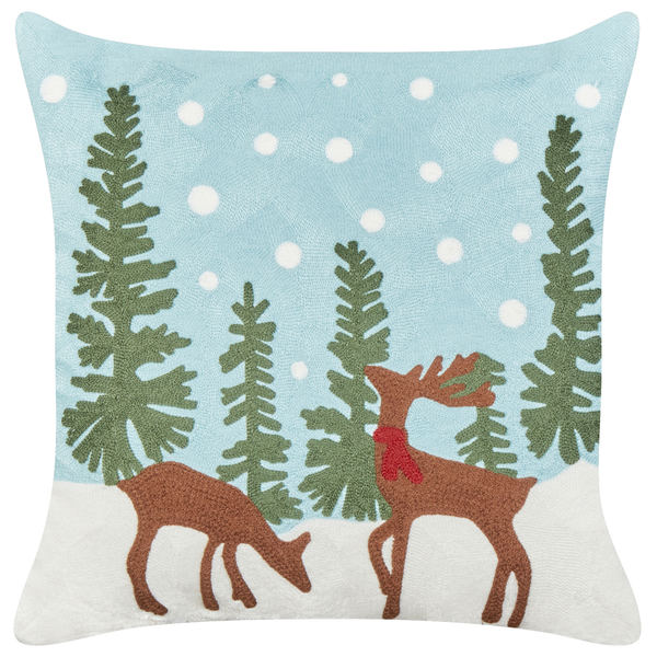 Quadratisches Dekokissen mit Wintermotiv, zwei Hirschen und Tannenbäumen im Schnee.