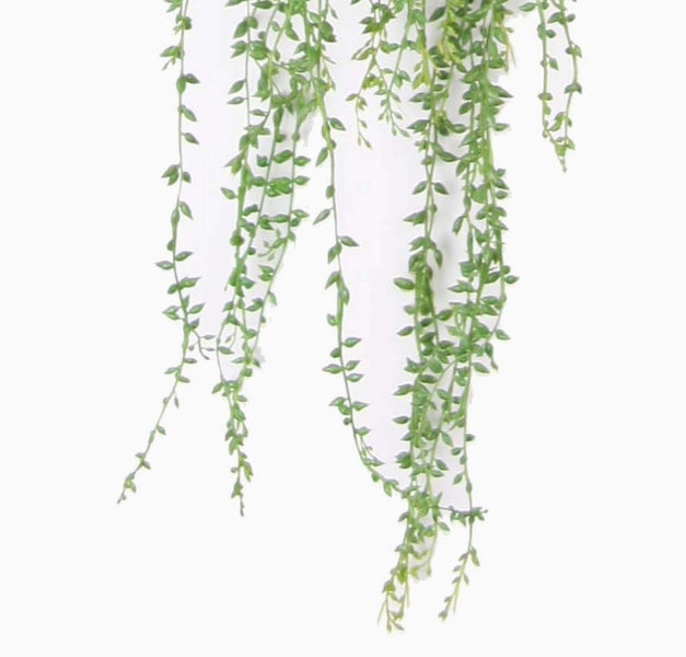 Künstlicher Wildblumenstrauß mit bunten Textilblüten in einer transparenten Glasvase.