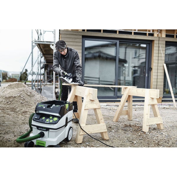 Bosch Professional GSA 12 Volt-14 Akku-Säbelsäge-Set mit zwei Akkus, Ladegerät, zwei Sägeblättern und Werkzeugtasche.
