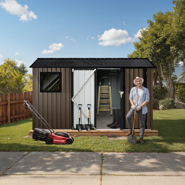Gartenszene mit Gerätehaus, Rasenmäher und einer Person mit Spaten
