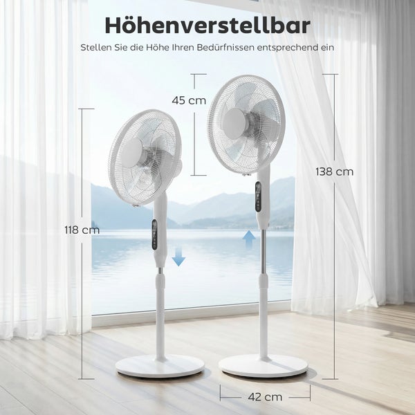 Höhenverstellbarer weißer Standventilator in einem hellen Raum, einstellbar von 118 bis 138 Zentimeter Höhe, Durchmesser 45 Zentimeter.