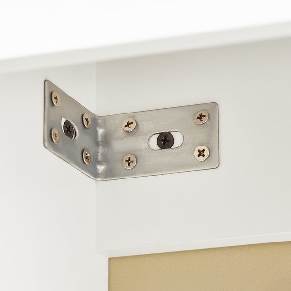 Metallwinkel mit Schrauben zur Befestigung von Möbelteilen