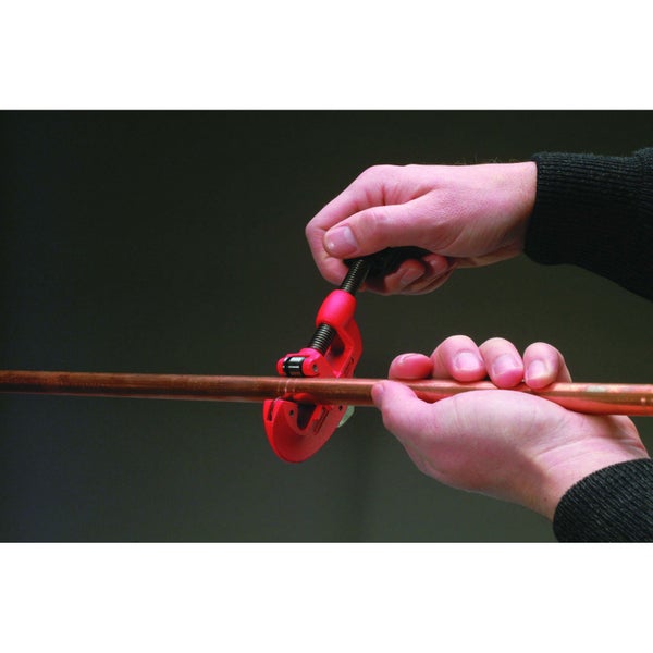 Rohrabschneider im Einsatz an einem Kupferrohr