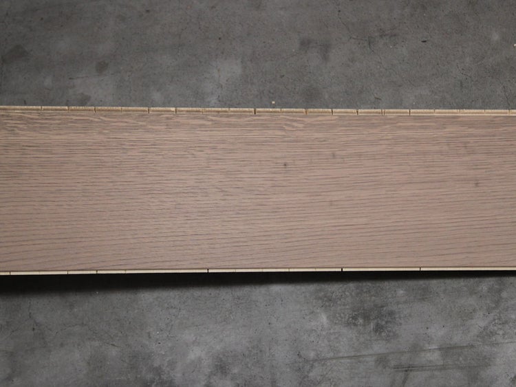 Holzdiele mit natürlicher Maserung und Klicksystem.
