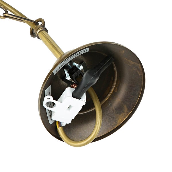 Innenansicht einer Deckenleuchte mit Kette und elektrischen Anschlüssen