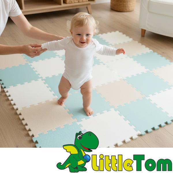 Baby wird auf einer Schaumstoff-Puzzlematte beim Stehen unterstützt. Heller Raum mit Holzboden. LittleTom Logo.