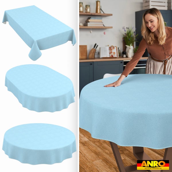 Tischdecke in rechteckiger, ovaler und runder Form. Eine Frau legt eine Tischdecke in einer hellen Küche auf einen Tisch. ANRO Logo.