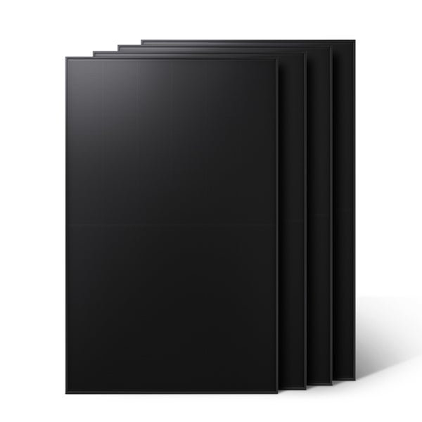 Vier schwarze monokristalline Solarmodule für Photovoltaikanlagen.