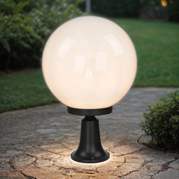 Dekorative Kugel-Gartenleuchte auf einem Steinweg