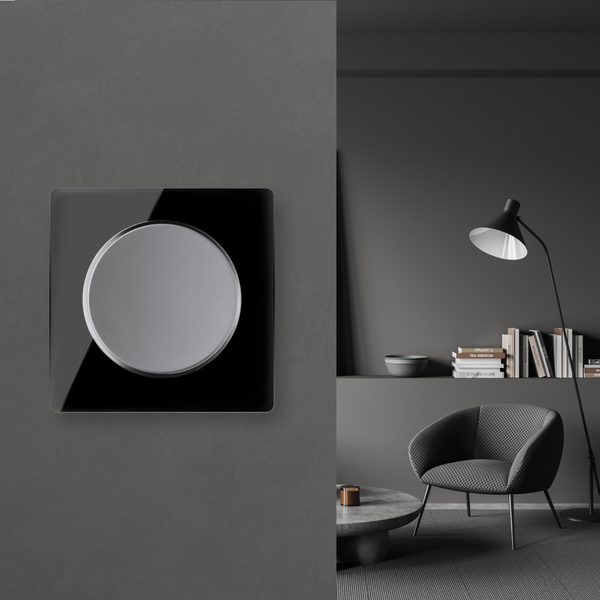 Moderner Drehdimmer mit quadratischer Abdeckung in einem elegant eingerichteten Wohnzimmer