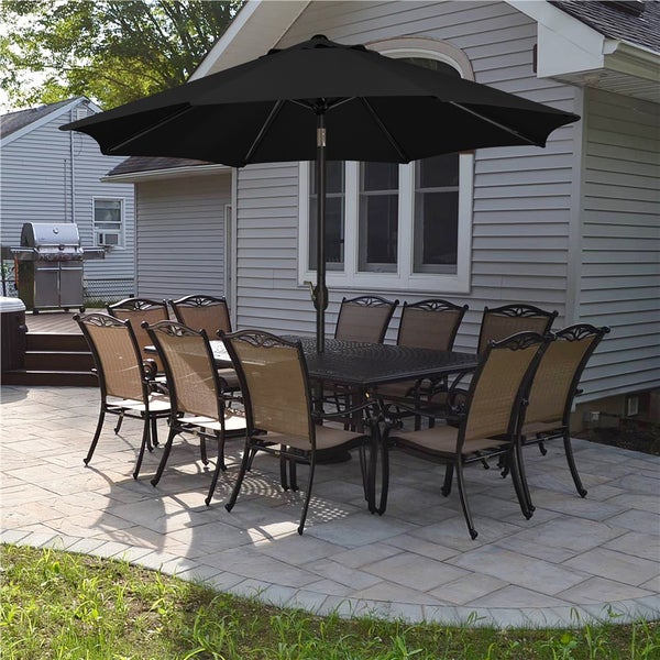 Gartenszene mit Esstisch, Stühlen und Sonnenschirm