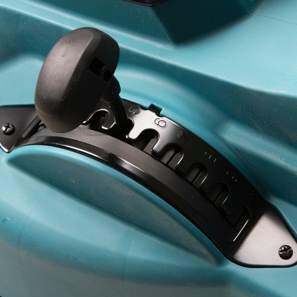 Detailansicht eines Rasenmähers mit Geschwindigkeitsregler