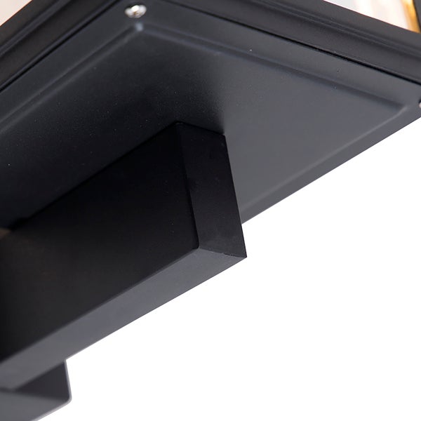Detailaufnahme einer Wandhalterung aus Metall für eine Außenleuchte mit rechteckigem Ausleger.