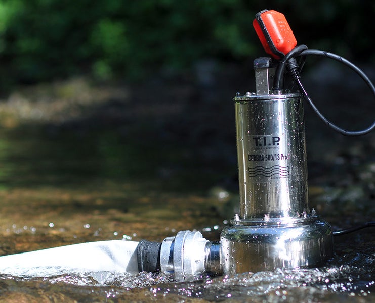 T.I.P. Schmutzwasser-Tauchpumpe Extrema 500/13 Pro aus Edelstahl, im Wasser stehend mit angeschlossenem Schlauch.