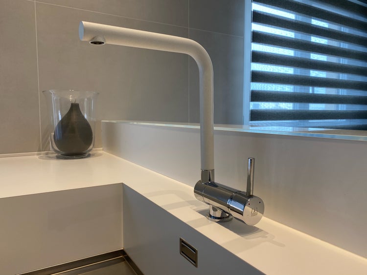 Wasserhahn Vorfenster Küchenarmatur, Umklappbar 6 CM, mit 360° schwenkbarem L- Auslauf, Verchromt / Weiß Granit
