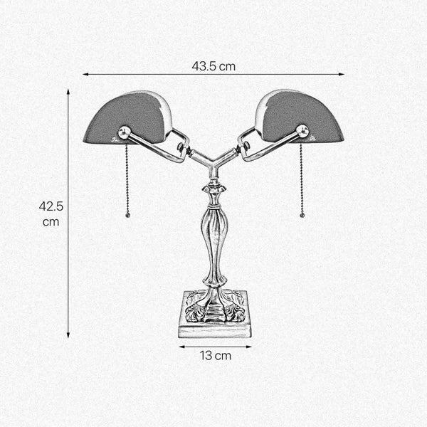 Skizze einer 42,5 cm hohen Bankerlampe mit zwei Leuchten, einem 13 cm breiten Sockel und einer Breite von 43,5 cm.