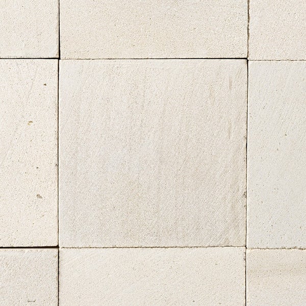 Quadratische Natursteinplatten mit strukturierter Oberfläche im Verlegeverbund