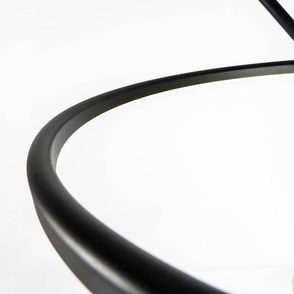 Nahaufnahme einer modernen schwarzen Leuchte mit gebogenem Metallprofil und integrierter LED Beleuchtung.