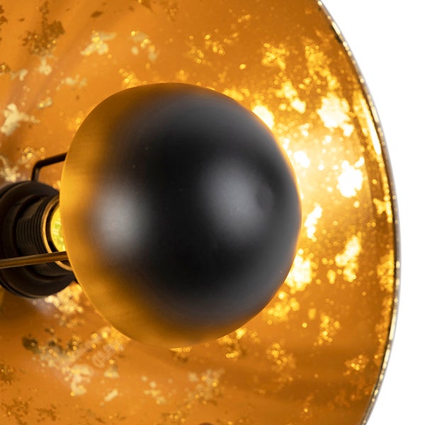 Detailaufnahme einer Wandleuchte mit Leuchtmittel und goldfarbener Innenseite