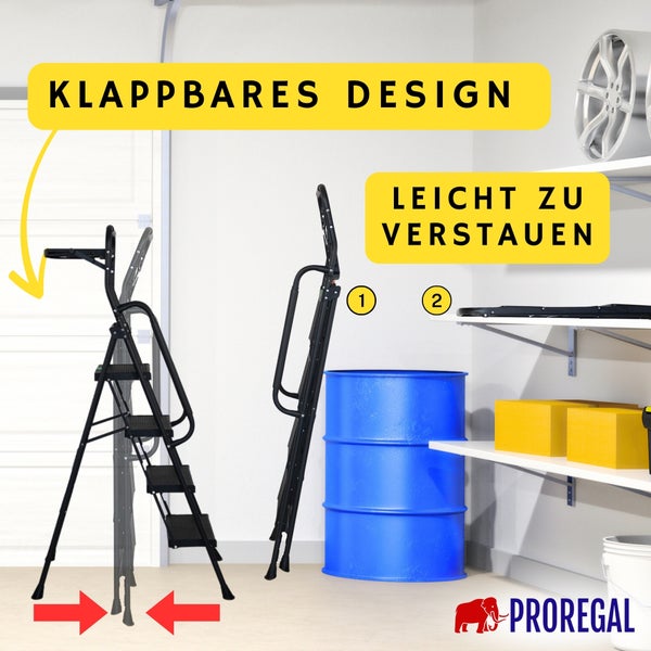 Eine vierstufige Klapptrittleiter aus Metall in einer Werkstatt. Gezeigt wird das klappbare Design und die platzsparende Lagerung. Proregal Logo.