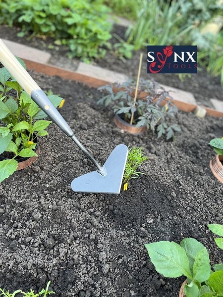 Synx Tools Logo. Herzform Hacke mit Holzgriff im Garten.