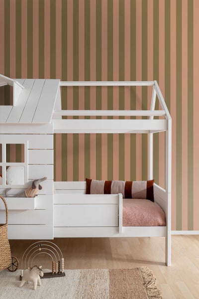 Gestreifte Tapete in Olivgrün und Altrosa im Kinderzimmer hinter einem weißen Hausbett aus Holz, heller Holzboden, gemütliche Atmosphäre.