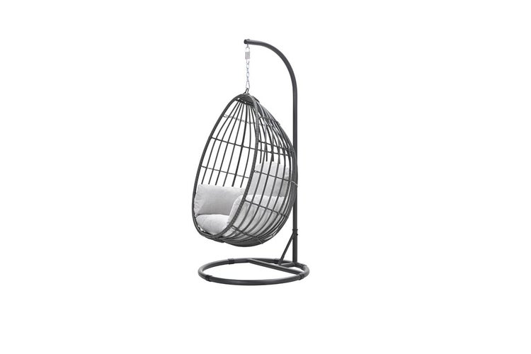 Grauer Hängesessel in Eiform aus Polyrattan mit dunklem Metallgestell und hellgrauen Kissen.
