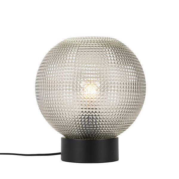 Tischleuchte mit einer Kugel aus strukturiertem Glas und einem schwarzen Sockel.