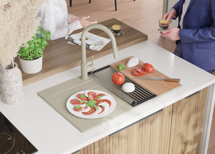 Küchenszene mit Spüle, Armatur und Mozzarella-Tomaten-Salat