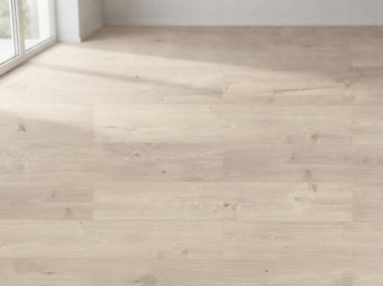 Heller Laminatboden in Holzoptik mit natürlicher Maserung verlegt in einem hellen, lichtdurchfluteten Raum.