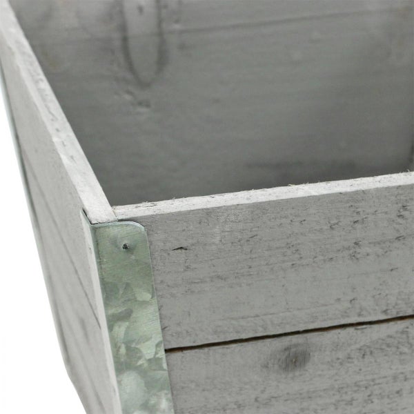 Detailansicht eines Pflanzkastens aus Holz mit Metallecken
