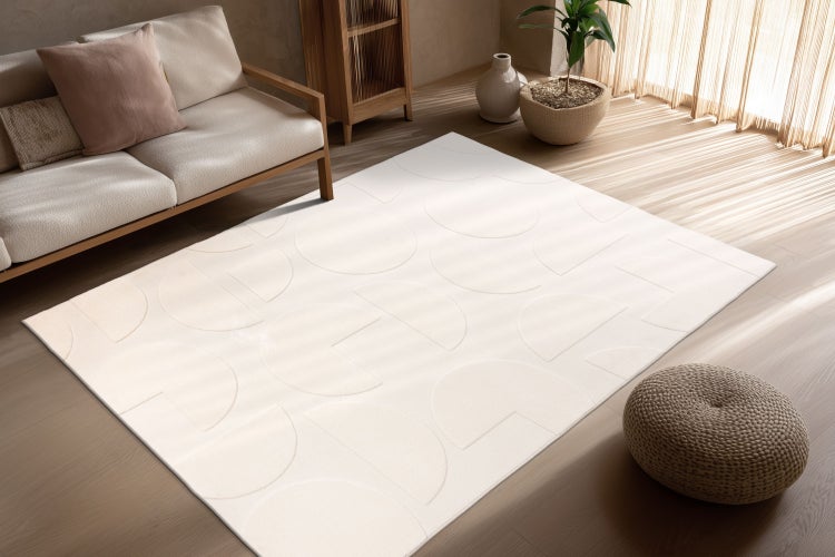 Wohnzimmer mit modernem Teppich mit geometrischem Kreis Muster in einem hellen und gemütlich eingerichteten Raum mit Holzmöbeln.