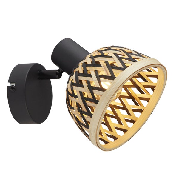 Wandspot mit Lampenschirm aus geflochtenem Bambus