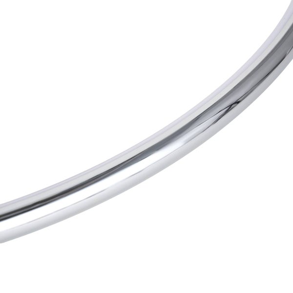 Detailansicht eines verchromten, gebogenen Rohrs mit glänzender Oberfläche.