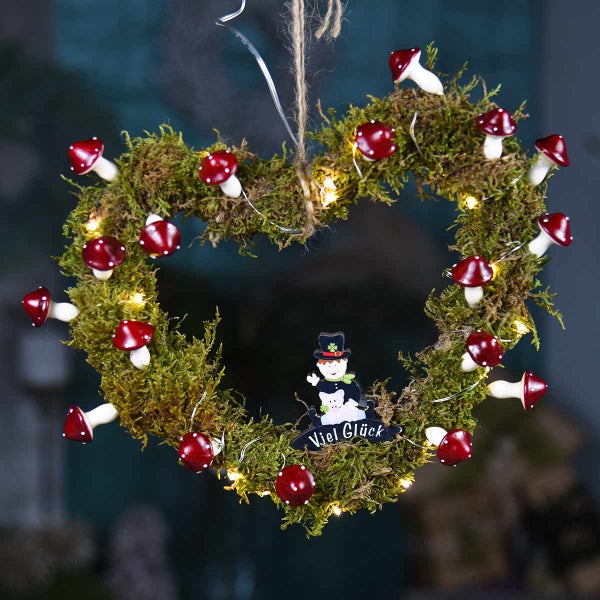 Herzförmiger Glücksbringer aus Moos mit Fliegenpilzen, Licht und Schornsteinfeger