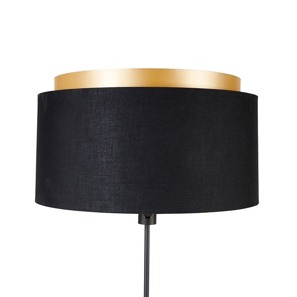 Stehlampe mit schwarzem Lampenschirm und goldfarbenem Akzent