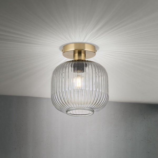 Deckenleuchte mit Glas und Metallelementen