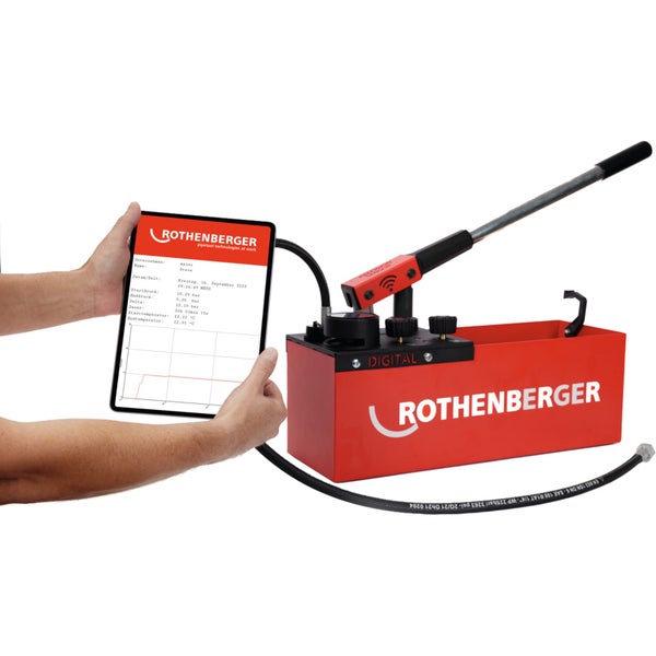 Digitale Rothenberger Hand-Druckprüfpumpe mit Tablet zur Anzeige von Messergebnissen an Rohrleitungssystemen.