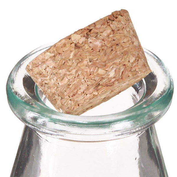 Quadratischer Korken auf einer Glasflasche zum Verschließen.