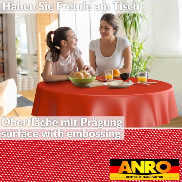 Helle Szene mit einer roten runden Tischdecke mit geprägter Oberfläche auf einem gedeckten Tisch mit zwei Personen. ANRO Logo.