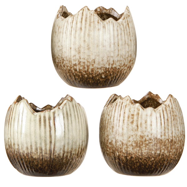 Drei strukturierte Übertöpfe aus Keramik