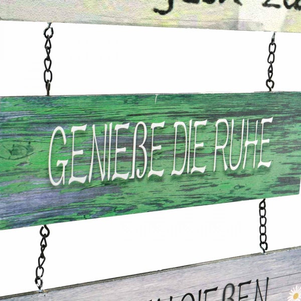 Dekoratives Holzschild mit der Aufschrift 'Genieße die Ruhe' für den Garten.