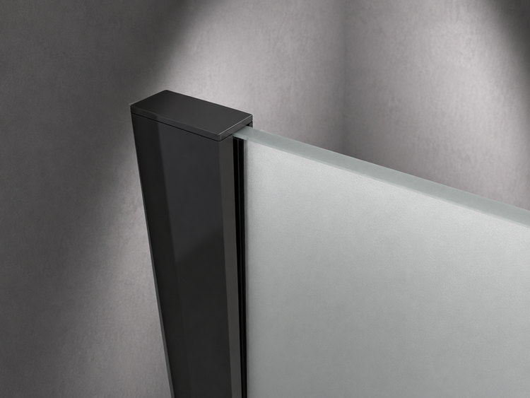 Nahaufnahme eines schwarzen Duschwandprofils mit mattiertem Glas.