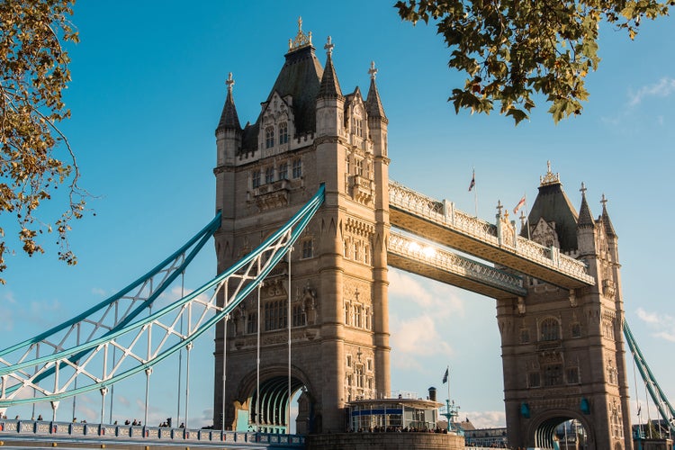 Die Tower Bridge in London unter einem sonnigen Himmel.