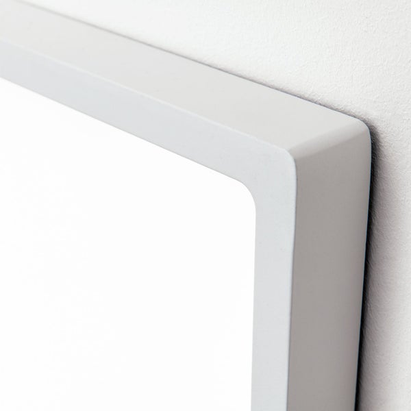 Detailansicht eines weißen Bilderrahmens an einer Wand